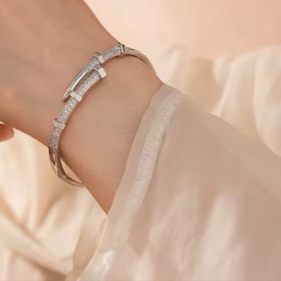 Premium Qulity Elegant Silver Bangle Bracelet - Picture 4 of 5